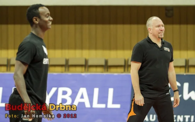 Vpravo trenér Němců, Australan Mark Lebedew