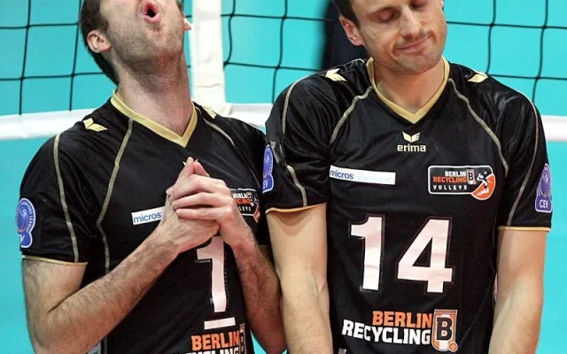 Američan Scott Touzinsky (vlevo) a Slovák Tomáš Kmeť litují nepovedeného balonu