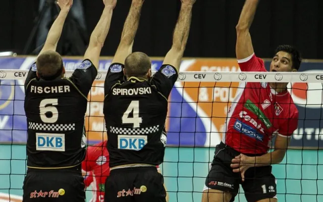 Fischer a Spirovski blokují smeč Andyho Rojase