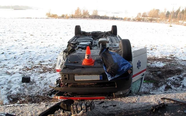 Převozní sanitní vůz skončil na střeše