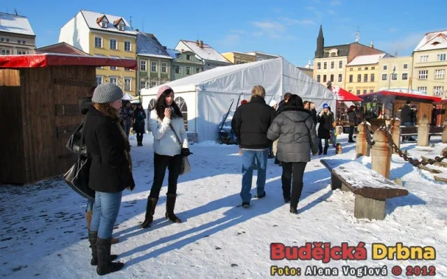 Většina zamrzla okolo kašny