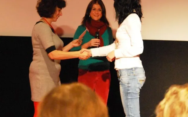 Adéla Jirkalová losuje a ředitelka multikina CineStar Svatava Kopečková předává ceny