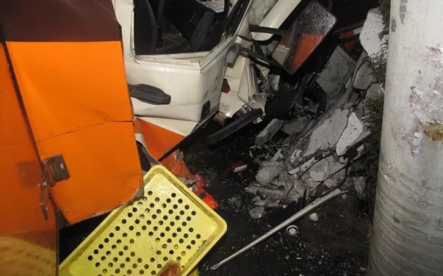 Střet pekařské dodávky s osobním vozidlem značky Chrysler