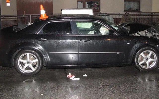 Střet pekařské dodávky s osobním vozidlem značky Chrysler