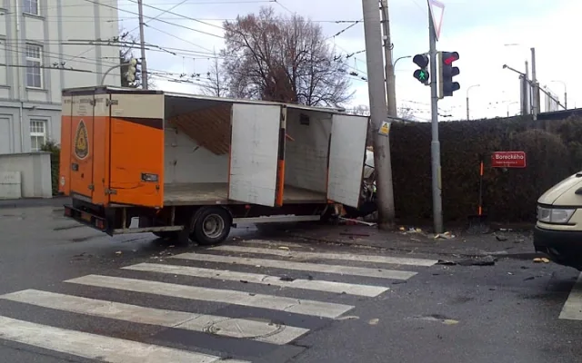 Střet pekařské dodávky s osobním vozidlem značky Chrysler