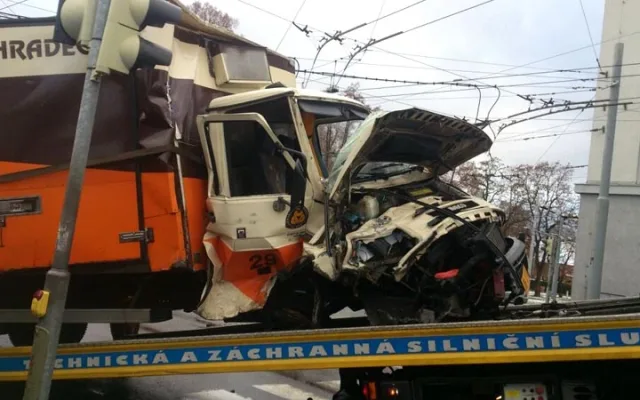 Střet pekařské dodávky s osobním vozidlem značky Chrysler