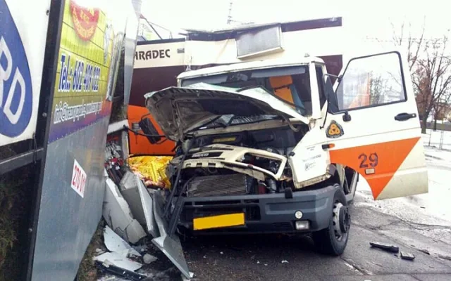 Střet pekařské dodávky s osobním vozidlem značky Chrysler
