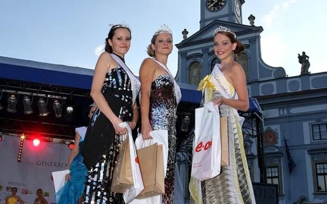 Červen 2012: Tři nejkrásnější dívky soutěže Maturantka Roku