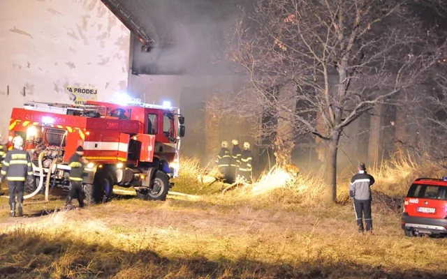 Ve skladu slámy v Hůrách shořelo asi dvacet balíků