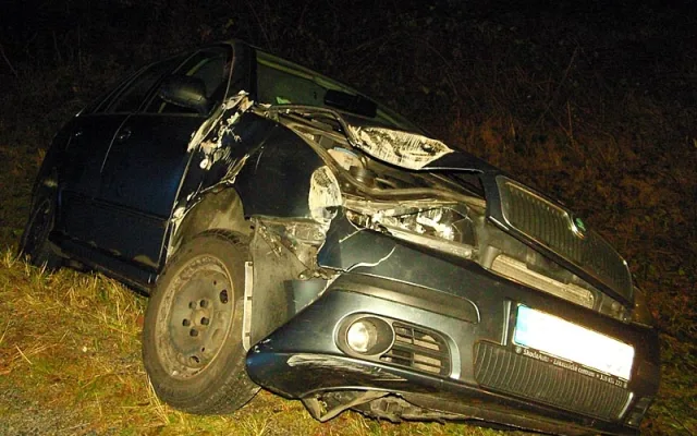 Škoda Fabia skončila u Šalmanovic na střeše