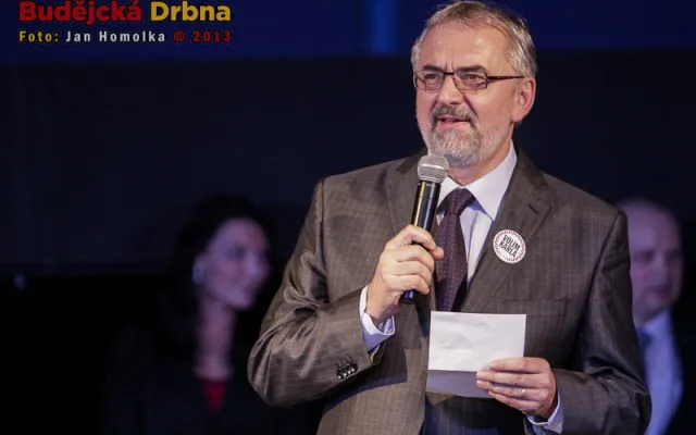 Vyhlašování se ujmul rektor Jihočeské univerzity Libor Grubhoffer