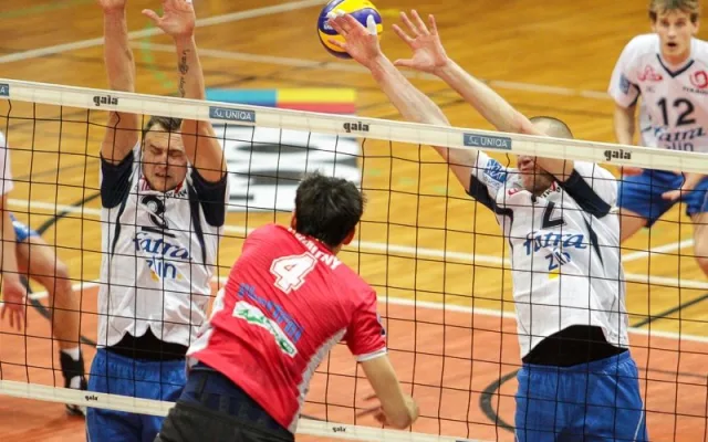 Jakub Novotný smečuje