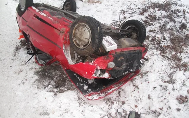 Středeční nehoda Peugeotu 205 u Zvíkova
