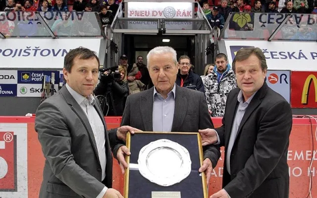 Zástupci budějckého klubu přebírají ocenění k 85 letům hokeje ve městě od šéfa extraligy Josefa Řezníčka (vlevo)