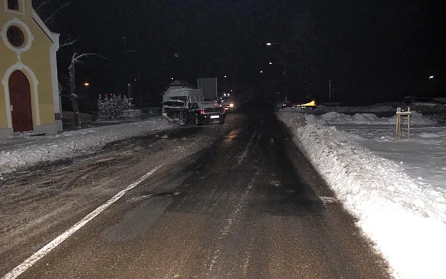 Střet Opelu Vectra a Mercedesu Benz Sprinter v Češňovicích