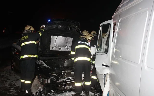 Střet Opelu Vectra a Mercedesu Benz Sprinter v Češňovicích