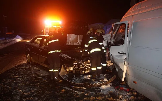 Střet Opelu Vectra a Mercedesu Benz Sprinter v Češňovicích