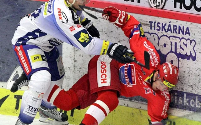 Leoš Čermák poslal Tomáše Mertla k ledu, ten ale bojoval o puk jako lev