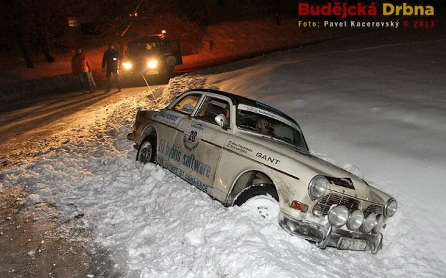 Jedna z posádek ve sjezdu ze Svatého Jana opustila trať. Zpátky na cestu ji musel pomoci až jeep s lanem