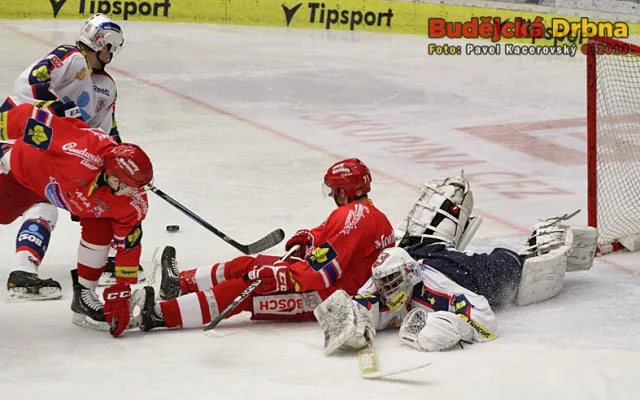 Michal Švihálek poslal při urputném souboji o puk pardubického gólmana Martina Růžičku k zemi