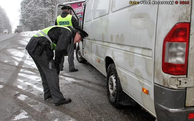 Budějčtí policisté kontrolovali motoristy v rámci dopravní akce Zimní pneu na odpočívadle před Lišovem