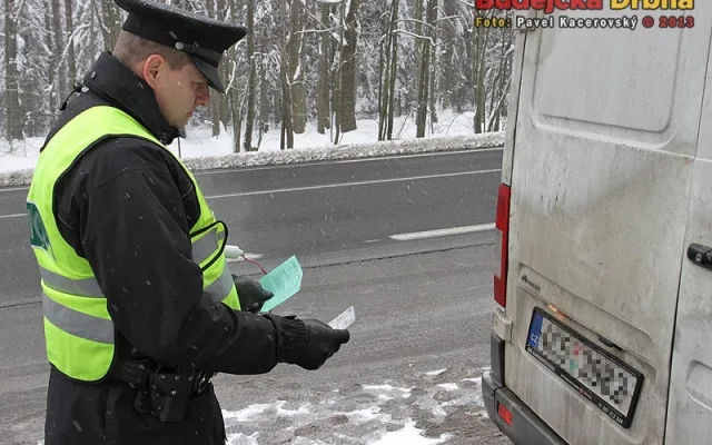 Budějčtí policisté kontrolovali motoristy v rámci dopravní akce Zimní pneu na odpočívadle před Lišovem