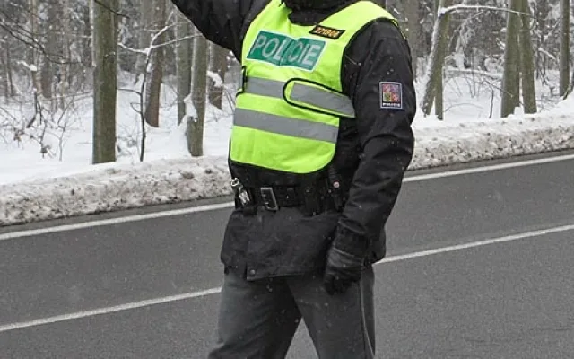 Budějčtí policisté kontrolovali motoristy v rámci dopravní akce Zimní pneu na odpočívadle před Lišovem