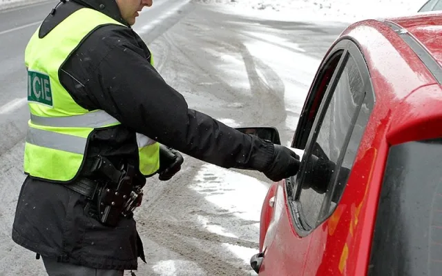 Budějčtí policisté kontrolovali motoristy v rámci dopravní akce Zimní pneu na odpočívadle před Lišovem