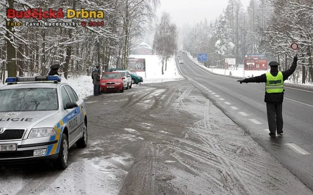 Budějčtí policisté kontrolovali motoristy v rámci dopravní akce Zimní pneu na odpočívadle před Lišovem