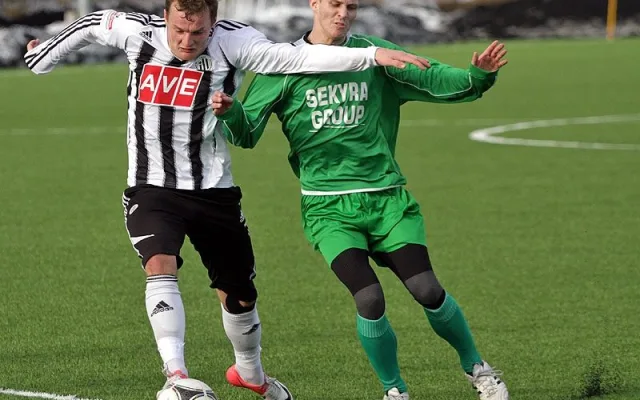 Forvarda Dynama Jakuba Řezníčka urputně brání redaktor Budějcké Drbny a hráč Českého Krumlova Martin Špát