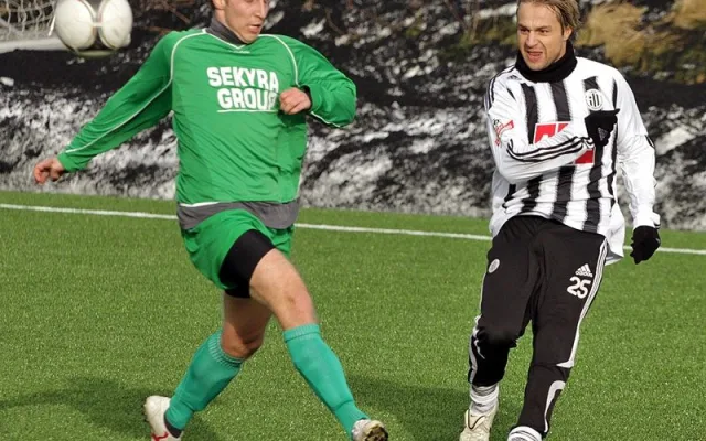 Nová posila Budějčáků Jaroslav Černý centruje do vápna před Michalem Pliškou