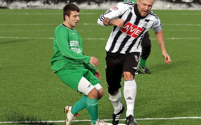 Přestože Janu Halamovi přišlápl Karel Zatloukal špičku nohy, stoper Dynama stačil nahrát do gólové pozice Řezníčkovi