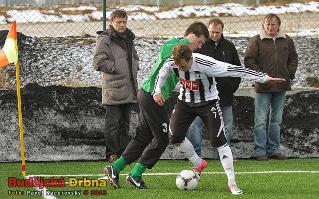 Souboj Řezníčka a Svobody u rohového praporku sleduje vedení Dynama - zleva Kotrba, Rogoz a Čadek