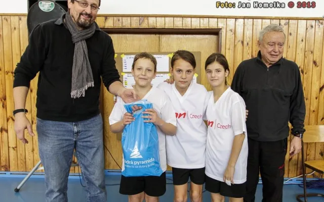 Vítězný tým s ligovým trenérem Jiřím Zachem