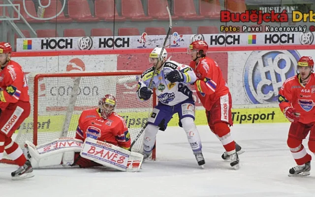Tomáš Žižka, střelec prvního gólu Komety, zatápí před Jakubem Kovářem