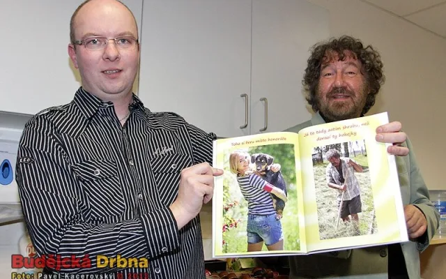 Troška dostal od kolegů ze štábu fotoknihu jako vzpomínku na natáčení
