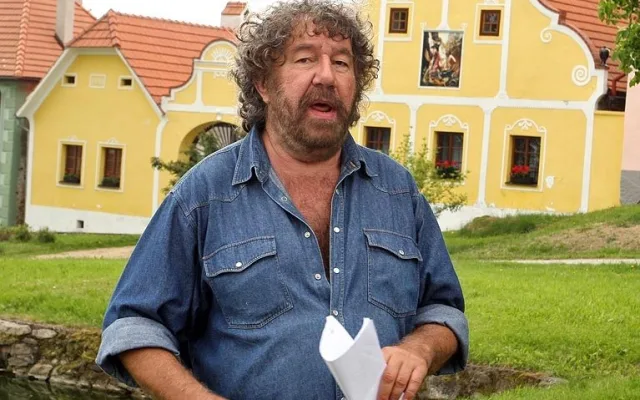 Troška před stavením, kde bydlel starosta Babovřesk Stehlík
