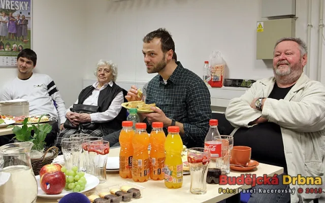Zprava hostinský Jan Kuželka, duchovní Lukáš Langmajer, jedna z drben Jaroslava Ulrichová a hokejista Jakub Kovář