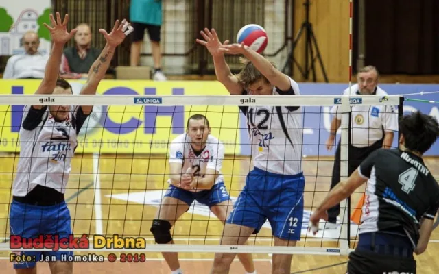 Smeč Jakuba Novotného do bloku Čechmánka a Kostolániho
