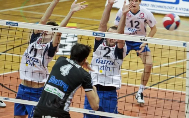 Miroslav Čajan a Vojtěch Navláčil blokují Jakuba Novotného