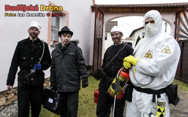 Masky doprovázející koledníky