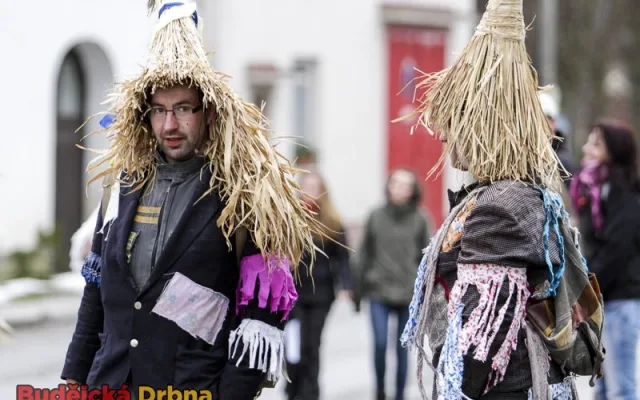 Koledníky doprovázeli dva židi