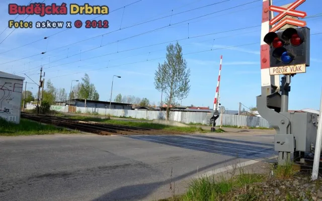 Železniční přejezd v Kněžských Dvorech, pod kterým by měl vést tunel