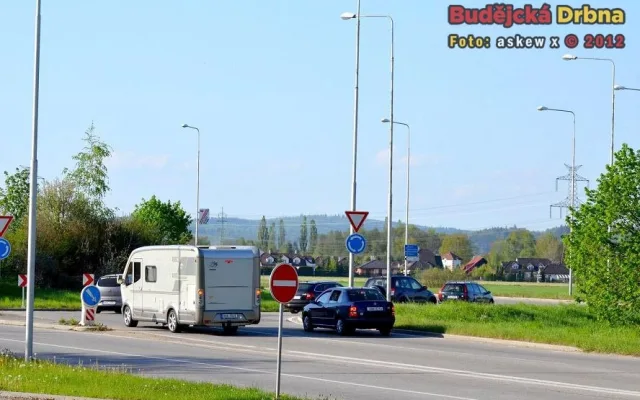 Kruhový objezd u Globusu