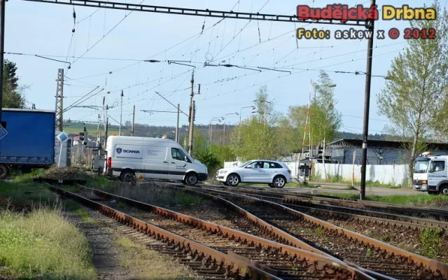 Železniční přejezd v Kněžských Dvorech, pod kterým by měl vést tunel