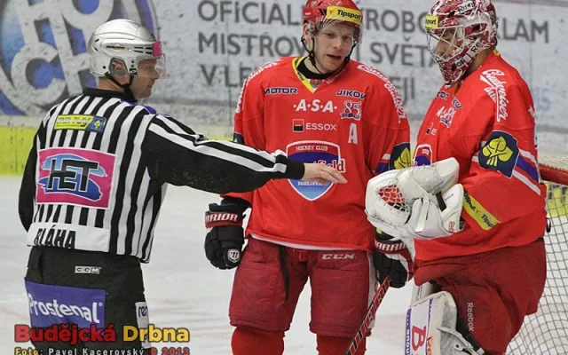 Skvělou formu z reprezentačního startu proti Rusku si do utkání s Chomutovem přenesl domácí gólman Jakub Kovář. Na snímku s Františkem Ptáčkem a čárovým sudím Bláhou
