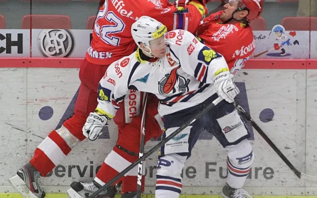 Šimánek i Harant chtěli atakovat Budějčáka v dresu Chomutova Štěpána Hřebejka, ten se jim však chytře vysmýkl