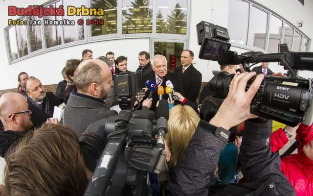 Václav Klaus v sevření novinářů