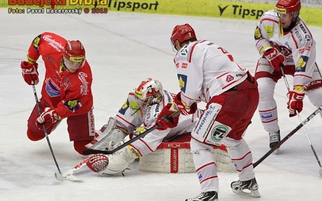 Rastislav Dej atakuje třineckého gólmana Petera Hamerlíka