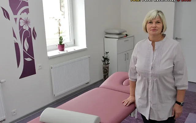 Jednatelka a vrchní sestra CSS Emausy Jaroslava Reiserová v rehabilitační místnosti